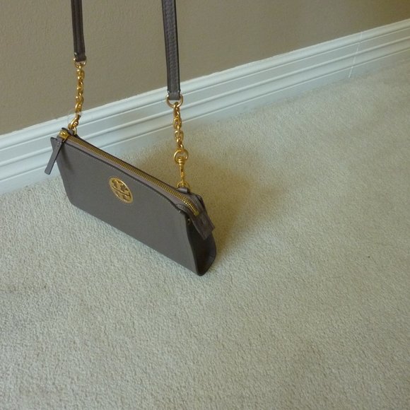 TORY BURCH Logo 'Carson' Silver Maple Leather Crossbody Bag (NEW) - Picture 5 of 12